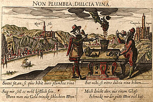 Im Vordergrund sind zwei Personen zu sehen, die Wein aus Kelchen trinken. Eine Hand, die aus den Wolken erscheint, reicht Weintrauben herunter, deren Saft direkt in einen Eimer läuft; im Hintergrund die Burgen Rheinfels und Neukatzenelnbogen sowie Sankt Goar und Sankt Goarshausen