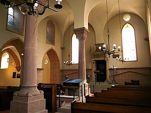 Gebäude mit Säulen, Toraschrein und Bima (Lesepult)