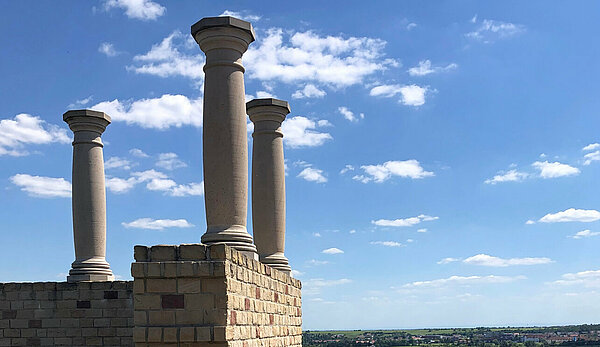 Mauer mit Säulen des Weingutes Weilberg bei Bad Dürkheim-Ungstein, dahinter Weinbergsweg.